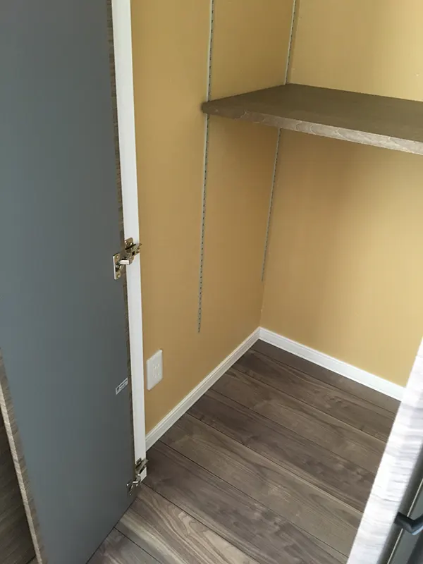 物入れにはコンセントをつけた