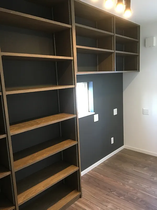 仕事部屋の本棚は天井までの造作