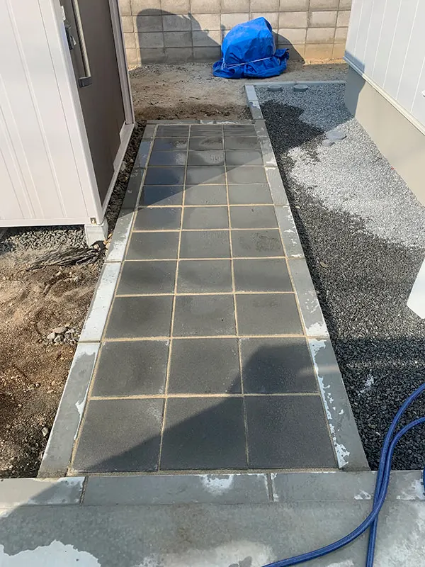 目地砂をいれる