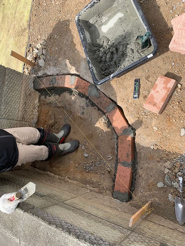 一段目のレンガと水糸